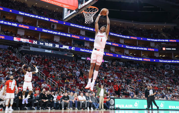 Rockets forward Jeff Green (32) leaps as forward Amen Thompson (1) dunks the ball during the second quarter against the Phoenix Suns at Toyota Center.